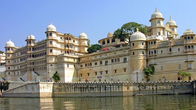 1024px-City_Palace_of_Udaipur.jpg