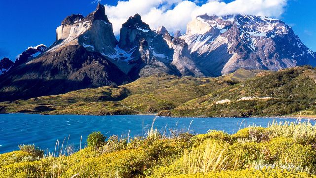 1024px-Cuernos_del_Paine_from_Lake_Pehoe.jpg